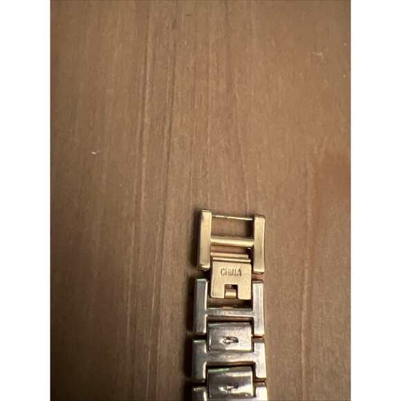 Generic Mother Of Pearl Gold Tone Ladies Watch New Battery - Picture 7 of 9